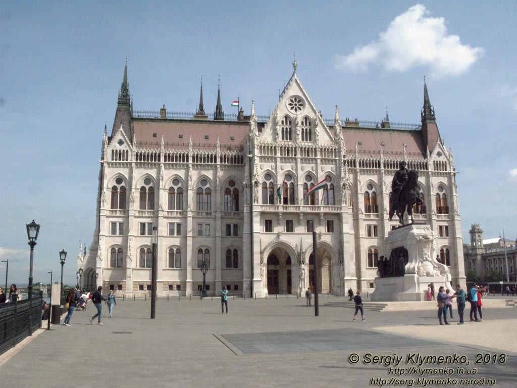 Будапешт (Budapest), Венгрия (Magyarország). Фото. Конная статуя графа Дьюла Андраши (Gróf Andrássy Gyula lovas szobrát) перед зданием парламента Венгерии (Országház).