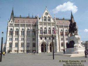 Будапешт (Budapest), Венгрия (Magyarország). Фото. Конная статуя графа Дьюла Андраши (Gróf Andrássy Gyula lovas szobrát) перед зданием парламента Венгерии (Országház).