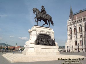 Будапешт (Budapest), Венгрия (Magyarország). Фото. Конная статуя графа Дьюла Андраши (Gróf Andrássy Gyula lovas szobrát) перед зданием парламента Венгерии (Országház).