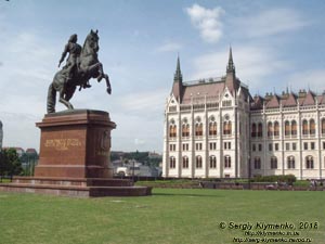 Будапешт (Budapest), Венгрия (Magyarország). Фото. Конная статуя Ференца II Ракоци (II. Rákóczi Ferenc lovas szobrát) невдалеке от здания парламента Венгерии (Országház).