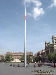 Будапешт (Budapest), Венгрия (Magyarország). Фото. Площадь Лайоша Кошута (Kossuth Lajos tér) перед зданием парламента Венгерии (Országház). Государственный флагшток (Zászlórúd) и почётный караул.