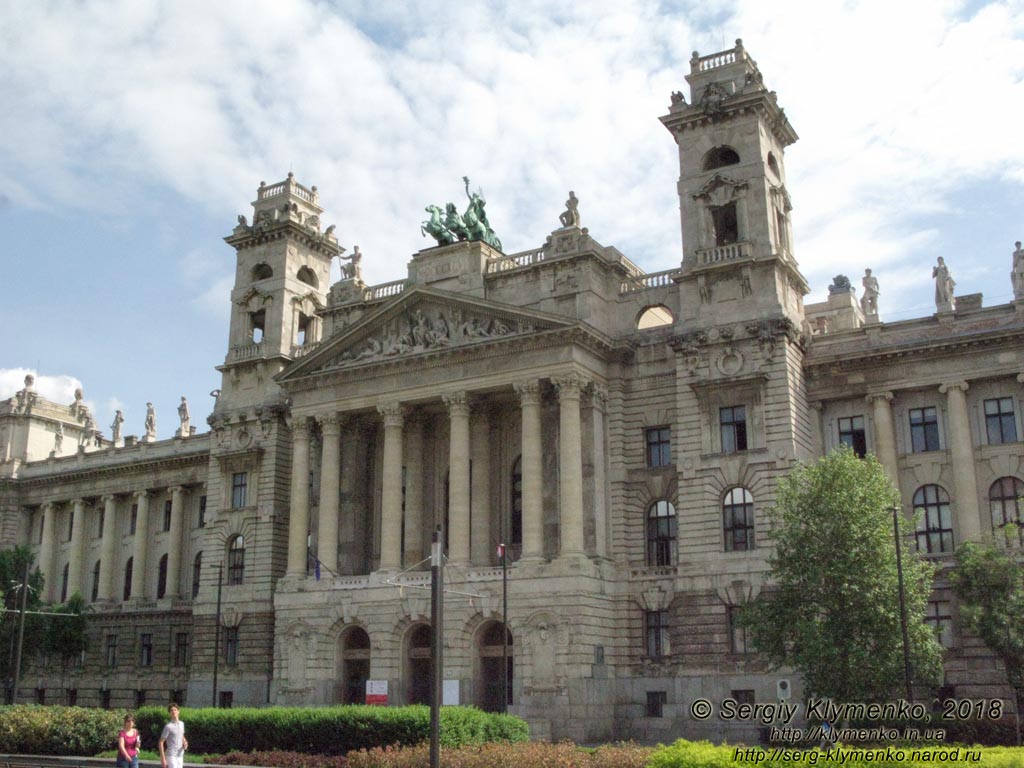 Будапешт (Budapest), Венгрия (Magyarország). Фото. Площадь Лайоша Кошута (Kossuth Lajos tér). Дворец правосудия (Igazságügyi palota).