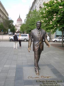 Будапешт (Budapest), Венгрия (Magyarország). Фото. Площадь Свободы (Szabadság tér). Статуя Рональда Рейгана (Ronald Reagan szobor).