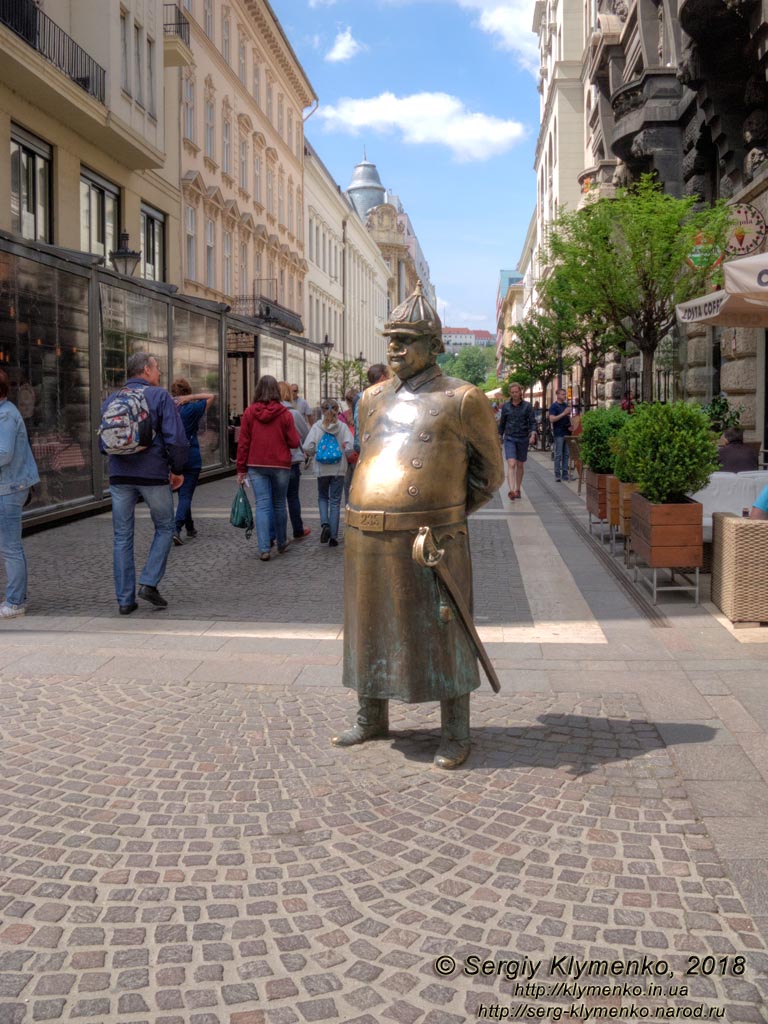 Будапешт (Budapest), Венгрия (Magyarország). Фото. Статуя полицейского (a közrendőr zsáner szobra) на углу улиц Október 6 (Október 6. u.) и Zrínyi (Zrínyi u.)