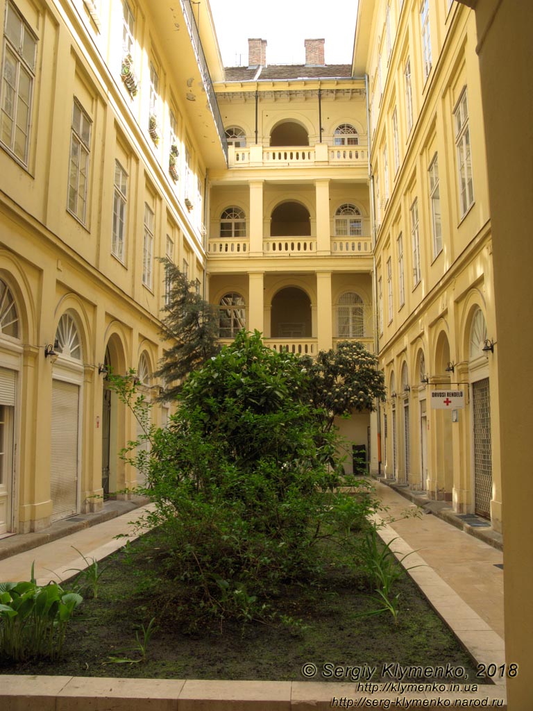 Будапешт (Budapest), Венгрия (Magyarország). Фото. Пешт. Внутренний дворик дома по адресу Október 6. u. 3.