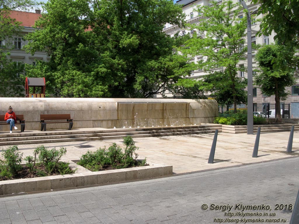 Будапешт (Budapest), Венгрия (Magyarország). Фото. На углу улиц Október 6 (Október 6. u.) и József Attila (József Attila u.) Сквер на площади Хильда (Hild tér park).