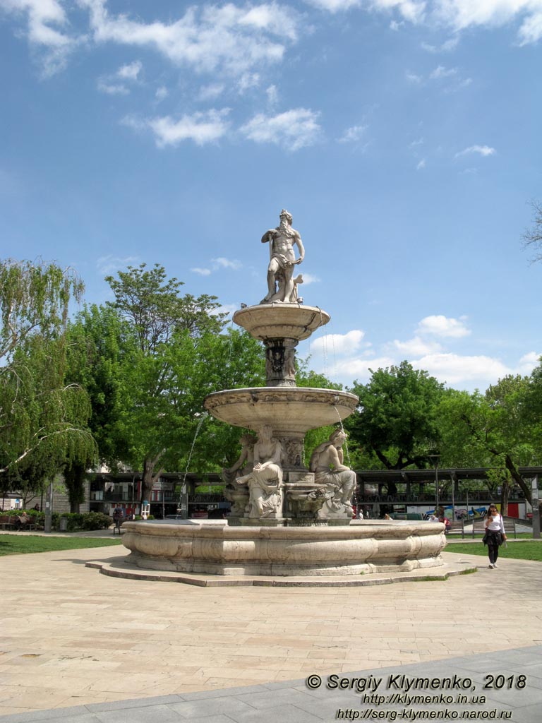 Будапешт (Budapest), Венгрия (Magyarország). Фото. Пешт. Площадь Елизаветы (Erzsébet tér). Фонтан Данубиус /Дунай/ (Danubius-kút).