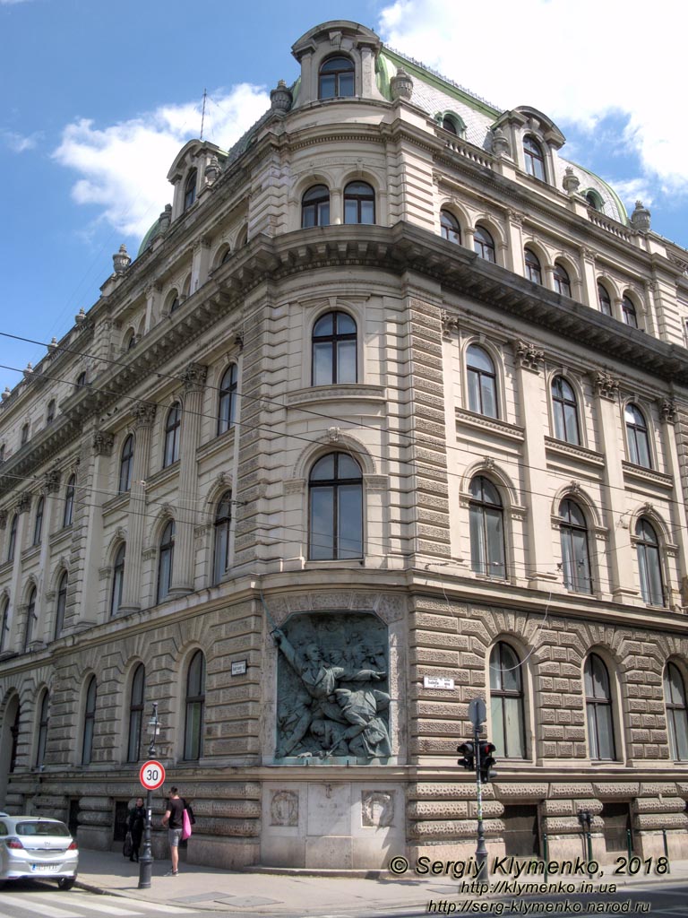 Будапешт (Budapest), Венгрия (Magyarország). Фото. Пешт. Вдоль проспекта Andrássy (Andrássy út). Угол здания по адресу Andrássy út 73. Мемориал железнодорожникам, погибшим в Первой мировой войне (1914-1918/ A Világháború/ Vasutas Hőseinek).