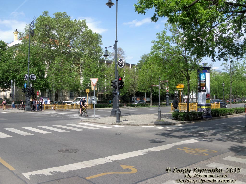 Будапешт (Budapest), Венгрия (Magyarország). Фото. Пешт. На пересечении проспекта Andrássy (Andrássy út) с улицей Bajza (Bajza u.)