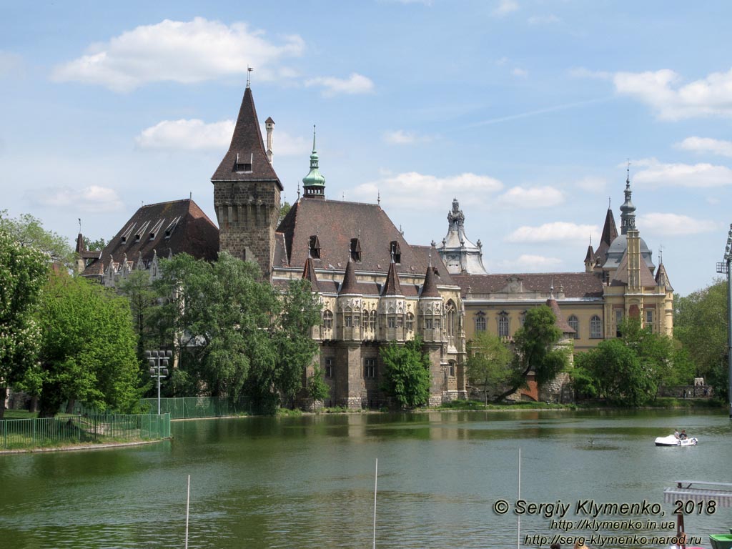 Будапешт (Budapest), Венгрия (Magyarország). Фото. Замок Вайдахуньяд (Vajdahunyad vára), вид со стороны озера (Városligeti-tó).