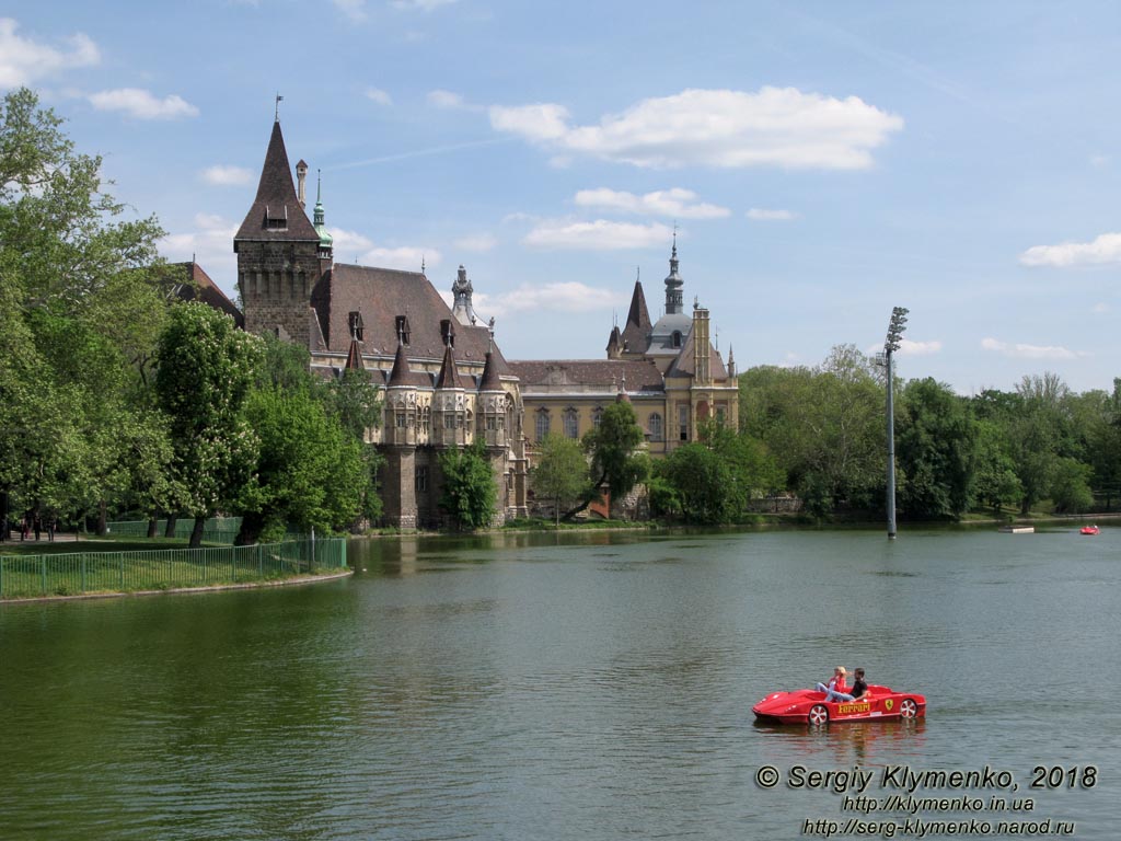 Будапешт (Budapest), Венгрия (Magyarország). Фото. Замок Вайдахуньяд (Vajdahunyad vára), вид со стороны озера (Városligeti-tó).