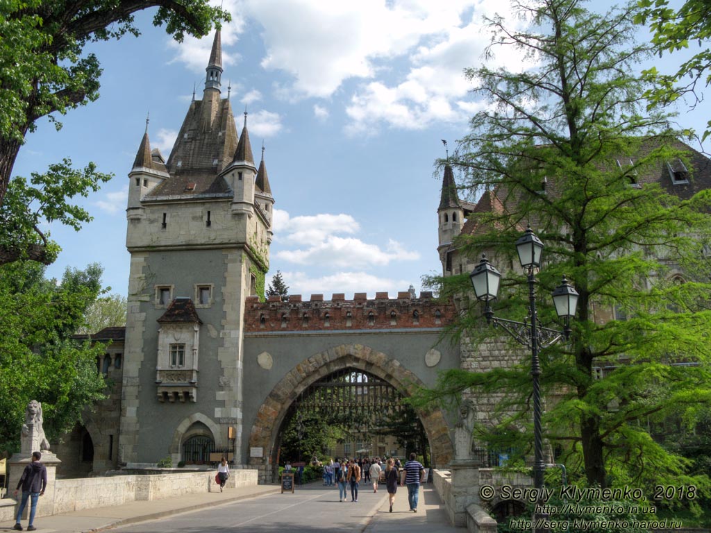 Будапешт (Budapest), Венгрия (Magyarország). Фото. Замок Вайдахуньяд (Vajdahunyad vára). Ворота и надвратные башни.