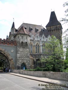 Будапешт (Budapest), Венгрия (Magyarország). Фото. Замок Вайдахуньяд (Vajdahunyad vára). Ворота и надвратная башня.