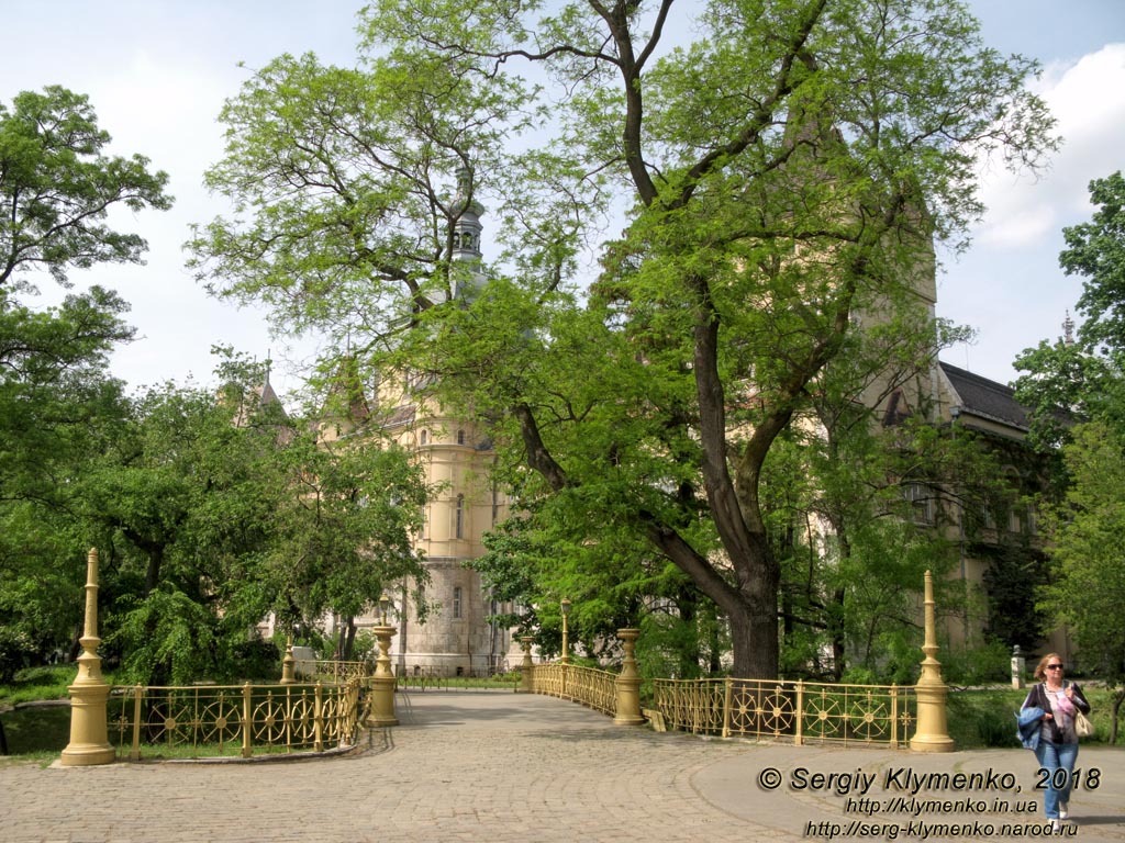 Будапешт (Budapest), Венгрия (Magyarország). Фото. Замок Вайдахуньяд (Vajdahunyad vára). В городском парке (Városligeti-tó).