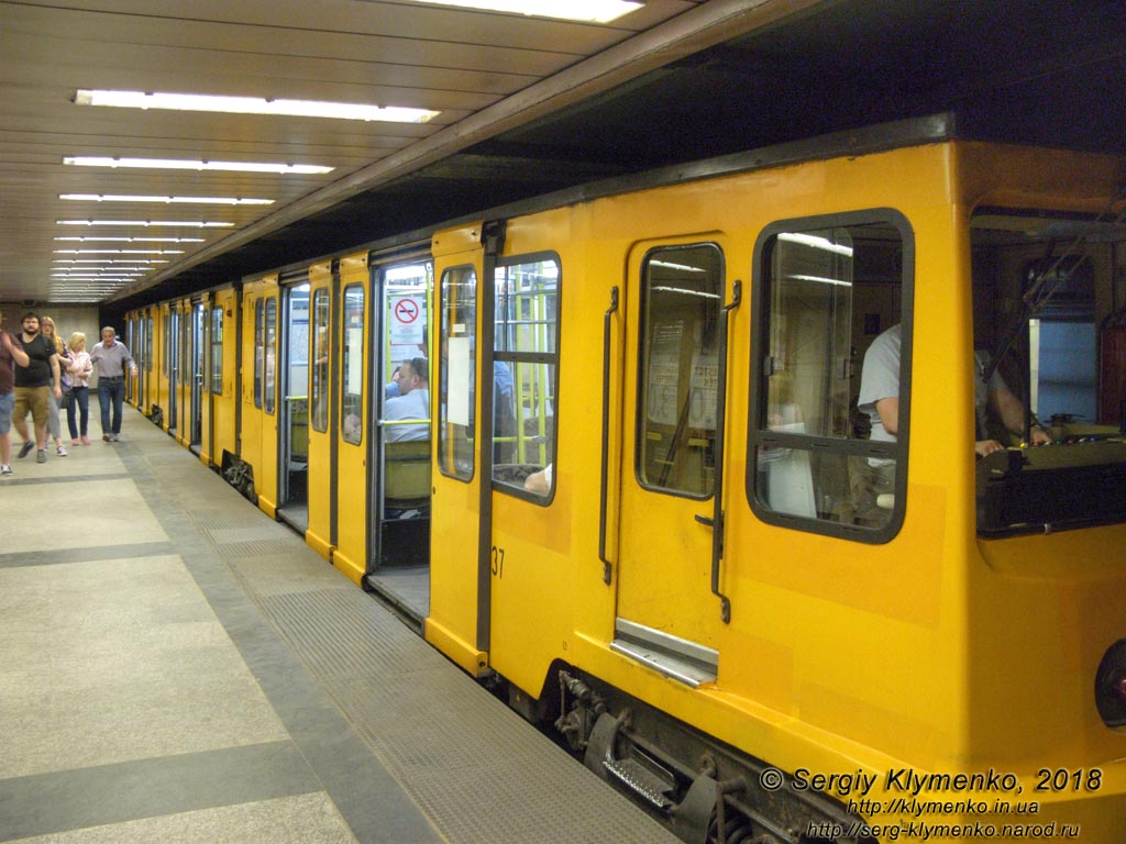 Будапешт (Budapest), Венгрия (Magyarország). Фото. На станции «Площадь Деака Ференца» (Deák Ferenc tér metróállomás) линии M1 («жёлтой») Будапештского метрополитена.