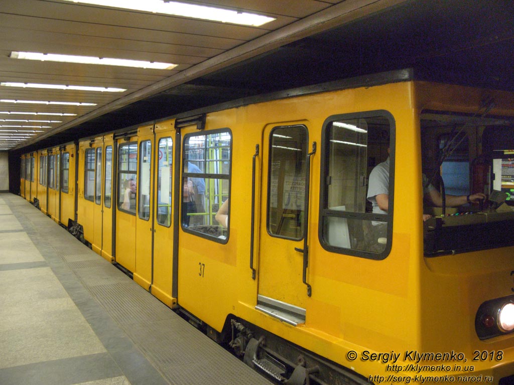 Будапешт (Budapest), Венгрия (Magyarország). Фото. На станции «Площадь Деака Ференца» (Deák Ferenc tér metróállomás) линии M1 («жёлтой») Будапештского метрополитена.