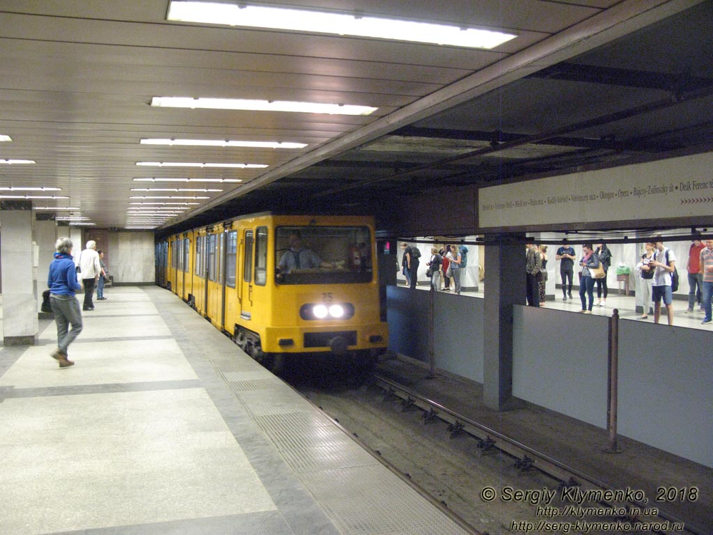 Будапешт (Budapest), Венгрия (Magyarország). Фото. На станции «Площадь Деака Ференца» (Deák Ferenc tér metróállomás) линии M1 («жёлтой») Будапештского метрополитена.