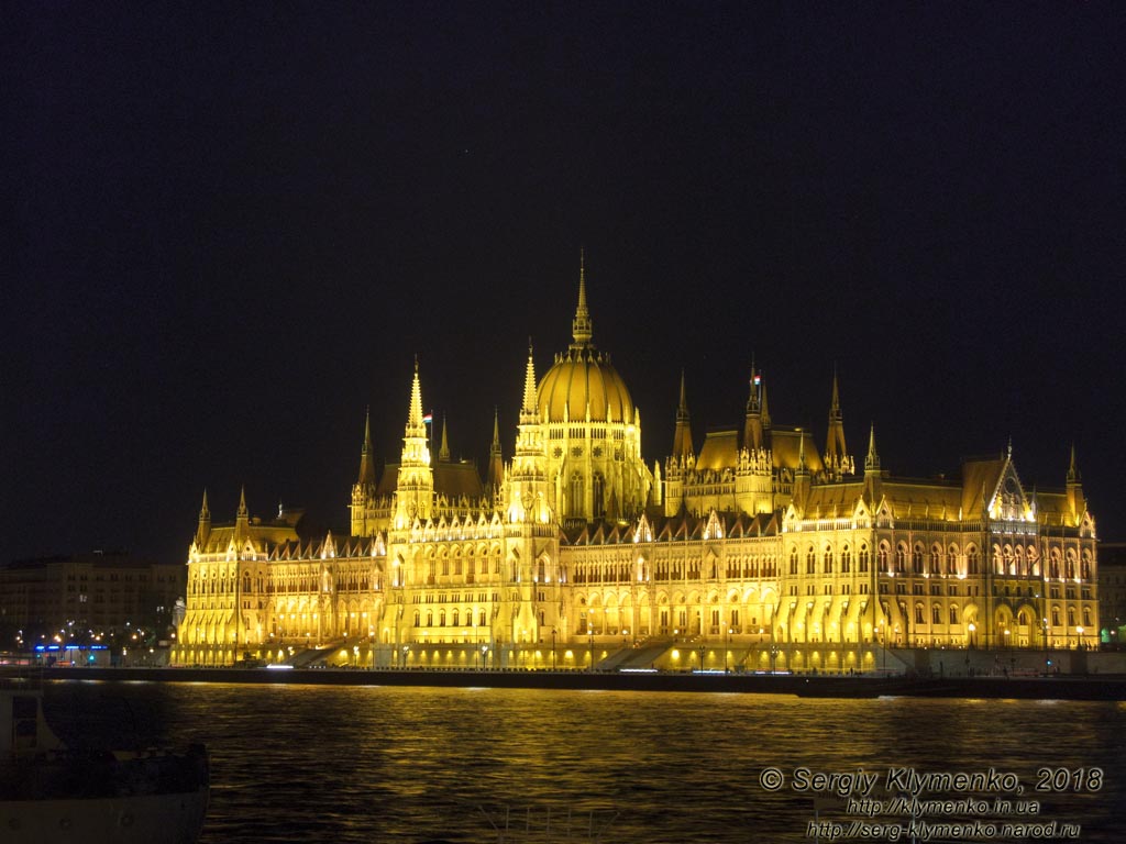 Будапешт (Budapest), Венгрия (Magyarország). Фото. Здание парламента Венгерии (Országház) ночью. Вид со стороны Буды (Buda).