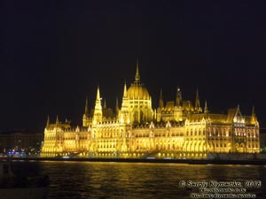 Будапешт (Budapest), Венгрия (Magyarország). Фото. Здание парламента Венгерии (Országház) ночью. Вид со стороны Буды (Buda).