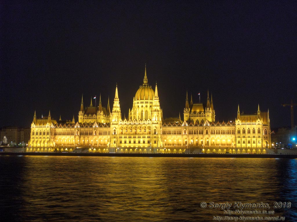 Будапешт (Budapest), Венгрия (Magyarország). Фото. Здание парламента Венгерии (Országház) ночью. Вид со стороны Буды (Buda).