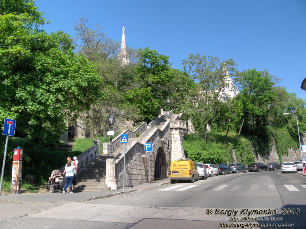 Будапешт (Budapest), Венгрия (Magyarország). Фото. Буда. Вдоль Hunyadi János út, Иезуитская лестница (Jezsuita lépcső).