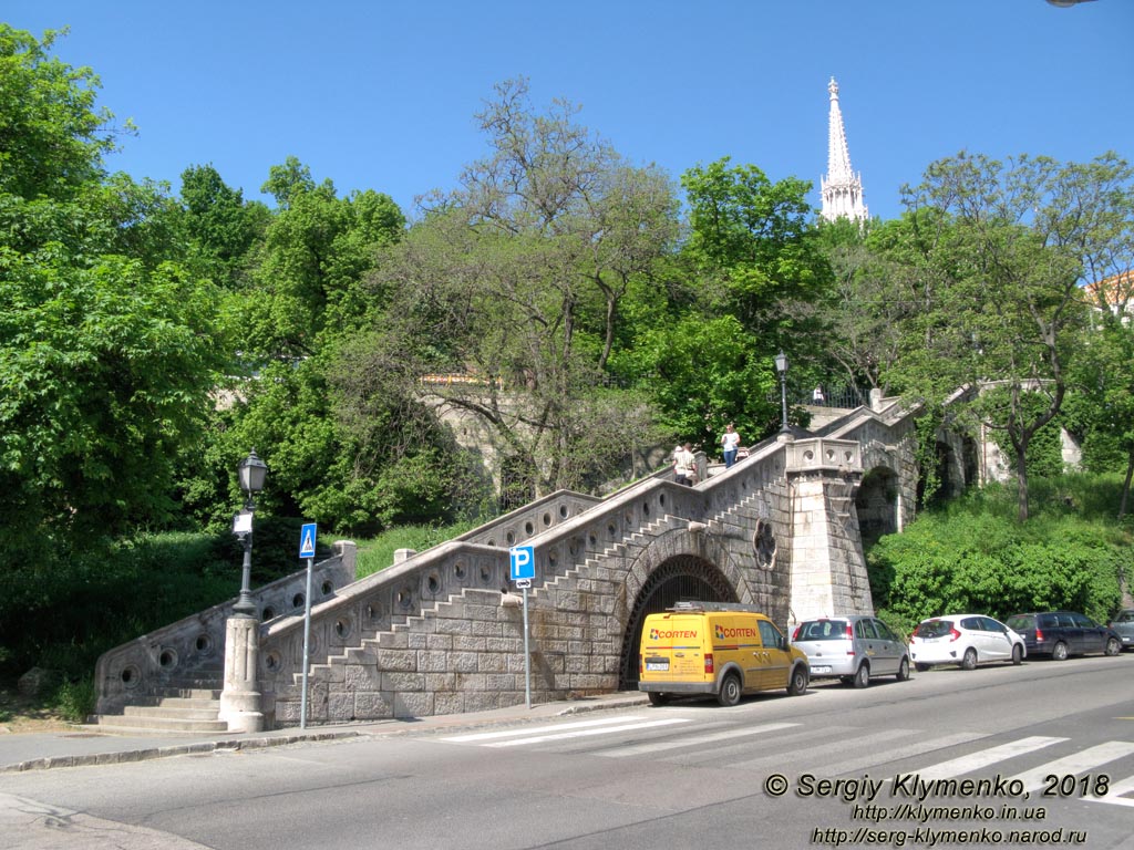 Будапешт (Budapest), Венгрия (Magyarország). Фото. Буда. Вдоль Hunyadi János út, Иезуитская лестница (Jezsuita lépcső).