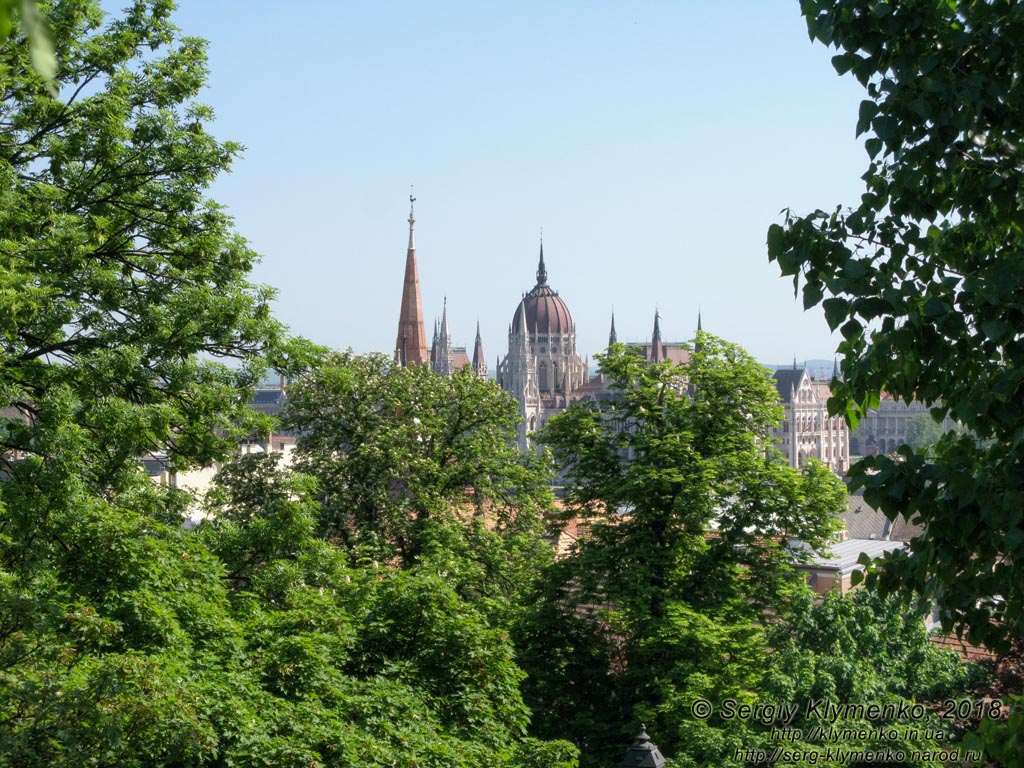 Будапешт (Budapest), Венгрия (Magyarország). Фото. Буда. Вдоль Hunyadi János út, вид на здание парламента Венгерии (Országház).