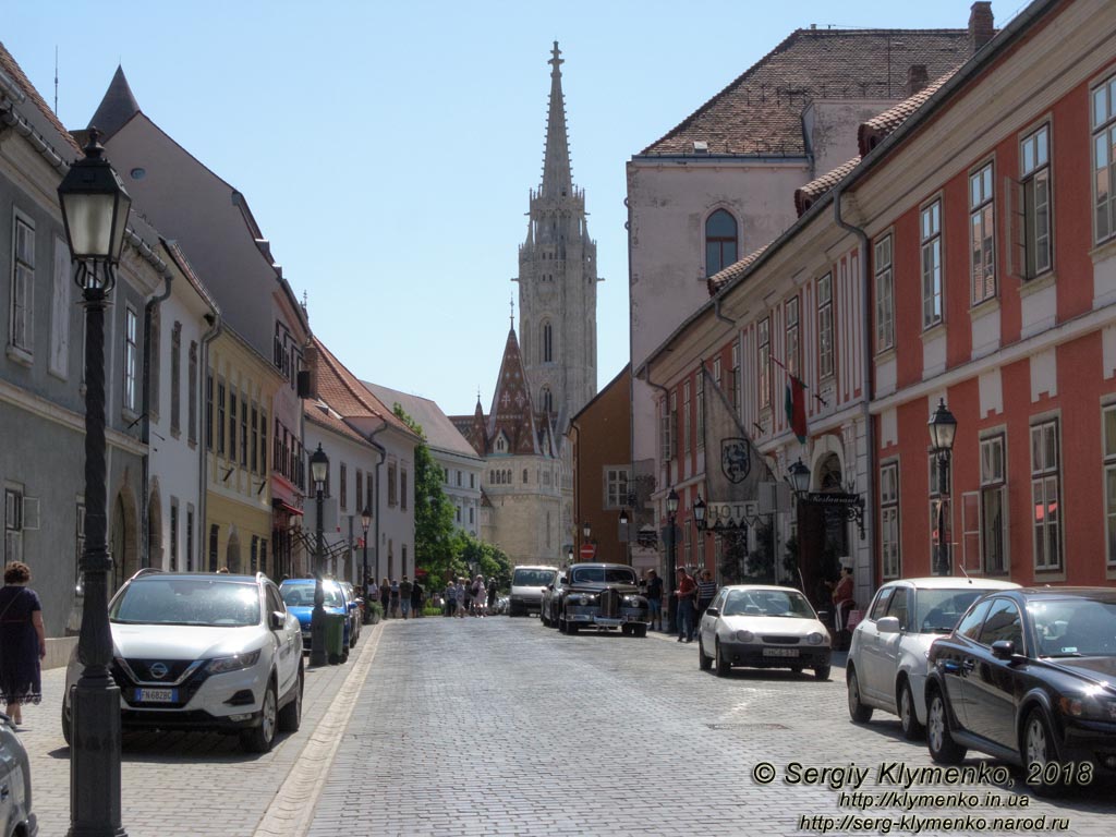 Будапешт (Budapest), Венгрия (Magyarország). Фото. Буда, улица Фортуны (Fortuna utca). Вид в сторону церкви Матьяша (Mátyás-templom).