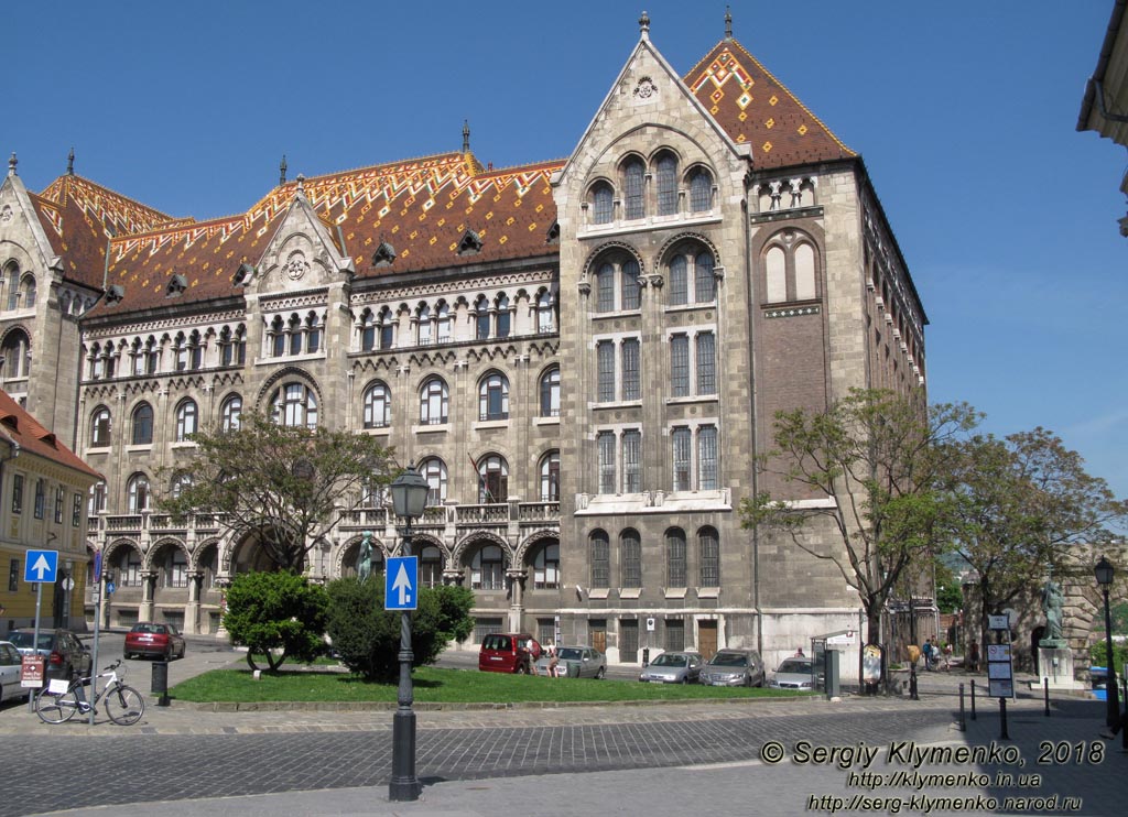 Будапешт (Budapest), Венгрия (Magyarország). Фото. Буда. Площадь Венских Ворот (Bécsikapu tér) и здание Национального Архива Венгрии (Magyar Nemzeti Levéltár).