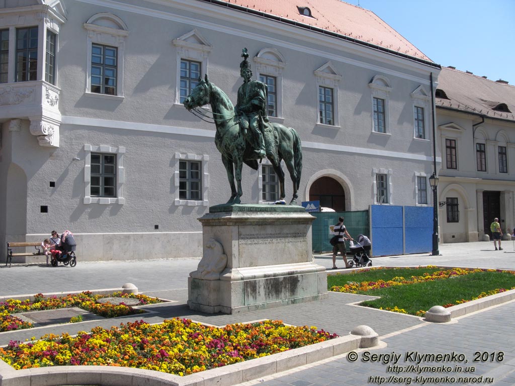 Будапешт (Budapest), Венгрия (Magyarország). Фото. Буда, вдоль улицы Úri (Úri utca). Конная статуя Андраша Хадика (Hadik András lovasszobra).