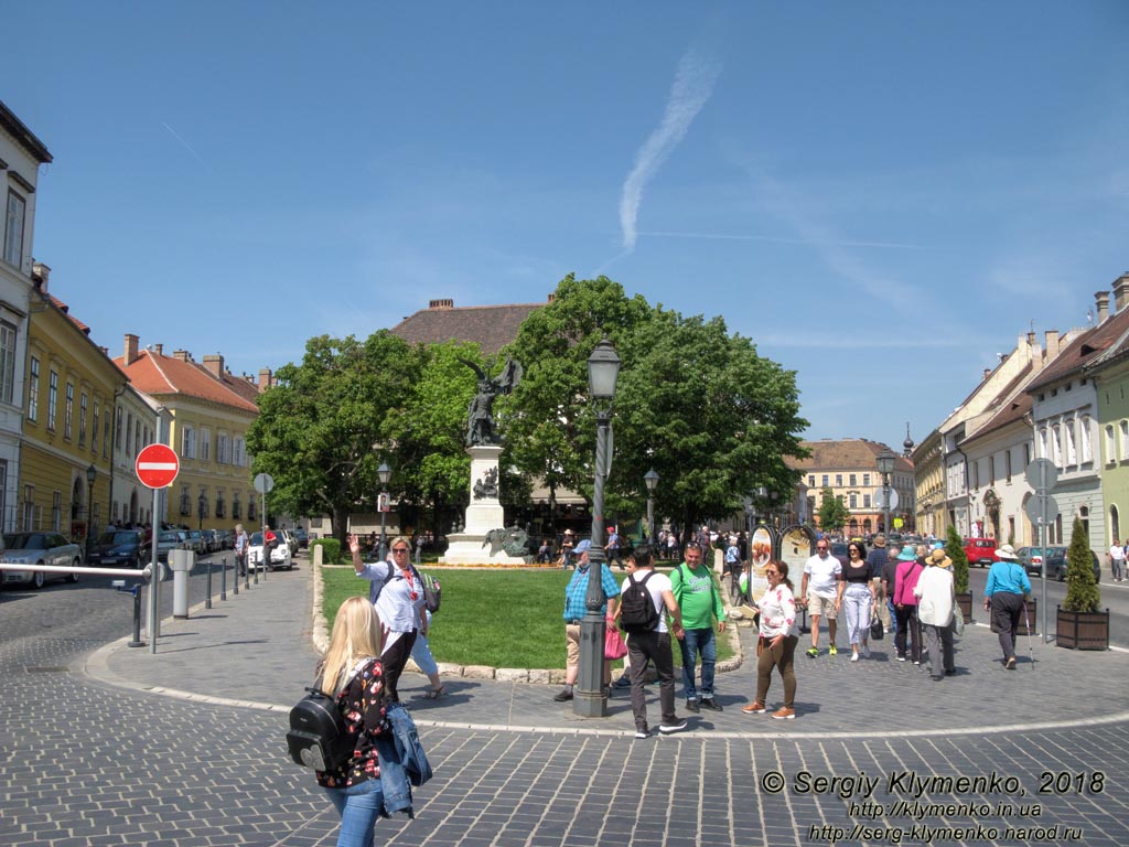 Будапешт (Budapest), Венгрия (Magyarország). Фото. Буда, площадь Dísz (Dísz tér). Вид на памятник событиям национально-освободительной войны в Венгрии 1848-1849 годов (Honvéd-szobor).