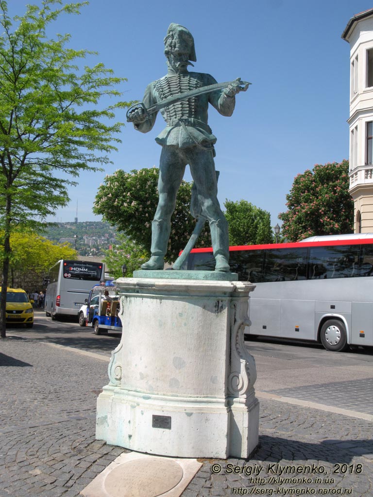 Будапешт (Budapest), Венгрия (Magyarország). Фото. Буда. Статуя старого гусара (Öreg huszár szobra) на пересечении площиди Dísz (Dísz tér), улицы Szent György (Szent György utca) и Дворцовой дороги (Palota ut).