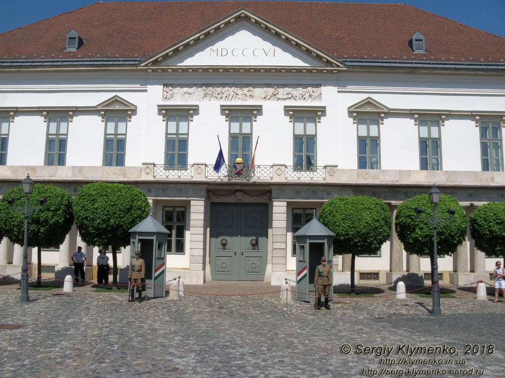 Будапешт (Budapest), Венгрия (Magyarország). Фото. Буда, площадь Szent György (Szent György tér). Южный фасад дворца Шандора (Sándor-palota déli homlokzata).