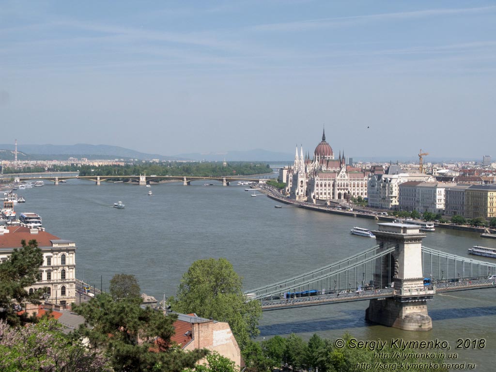 Будапешт (Budapest), Венгрия (Magyarország). Фото. Вид на Дунай, Цепной мост Сеченьи (Széchenyi lánchíd) и Пешт от Королевского двореца (Budavári Palota).