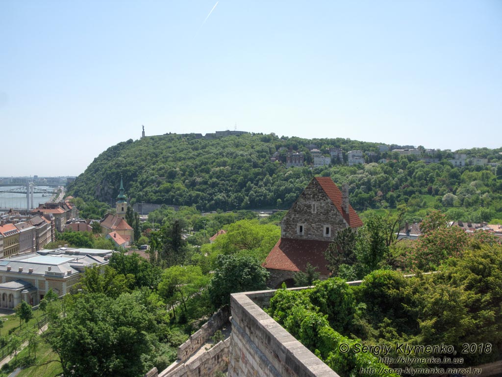 Будапешт (Budapest), Венгрия (Magyarország). Фото. Будайская крепость (Budai Vár). Вид на южную оконечность крепости от Королевского дворца (Budavári Palota).