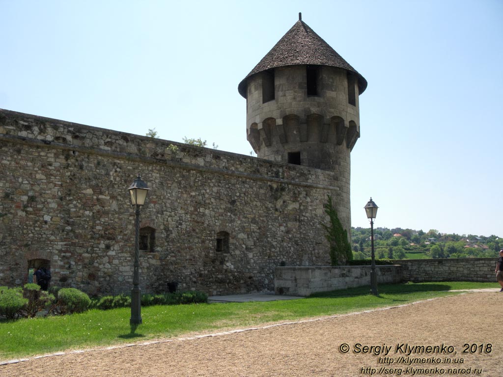 Будапешт (Budapest), Венгрия (Magyarország). Фото. Буда. В южной части Будайской крепости (Budai Vár). A buzogánytorony a Ferdinánd-kapuval.