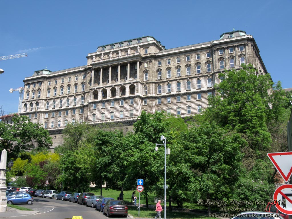 Будапешт (Budapest), Венгрия (Magyarország). Фото. Буда. Королевский дворец (Budavári Palota), крыло Krisztinaváros (Марии Кристины, герцогини Тешенской), вид с площади Dózsa György tér.