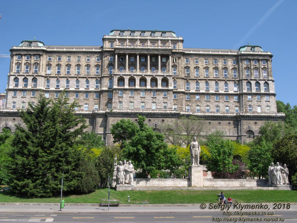 Будапешт (Budapest), Венгрия (Magyarország). Фото. Буда. Королевский дворец (Budavári Palota), крыло Krisztinaváros (Марии Кристины, герцогини Тешенской), вид с площади Dózsa György tér.