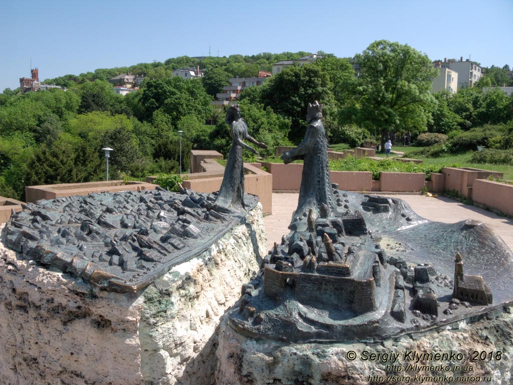 Будапешт (Budapest), Венгрия (Magyarország). Фото. Буда. Скульптурная композиция «Буда встречает Пешт», или «Принц Буда и принцесса Пешт» (Kilátókő szobor, Buda királyfi és Pest királykisasszony) на холме Геллерт (47°29'23"N, 19°02'20"E).