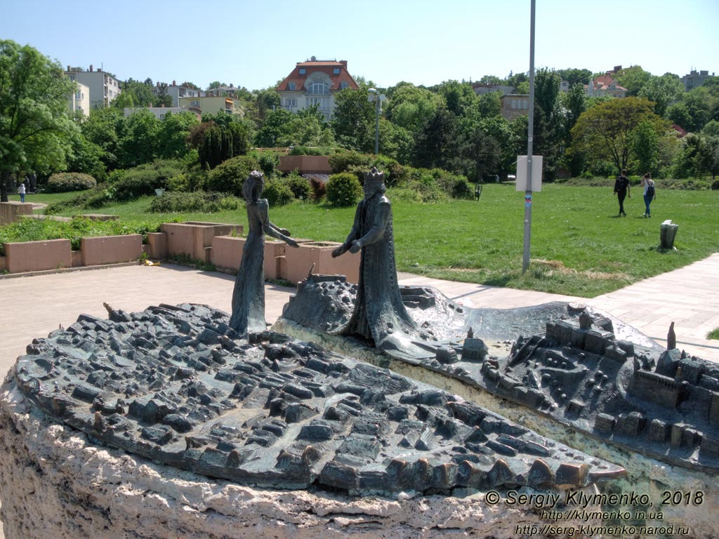 Будапешт (Budapest), Венгрия (Magyarország). Фото. Буда. Скульптурная композиция «Буда встречает Пешт», или «Принц Буда и принцесса Пешт» (Kilátókő szobor, Buda királyfi és Pest királykisasszony) на холме Геллерт (47°29'23"N, 19°02'20"E).