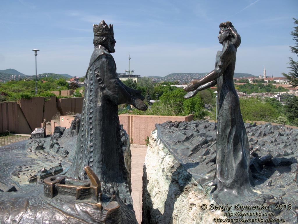 Будапешт (Budapest), Венгрия (Magyarország). Фото. Буда. Скульптурная композиция «Буда встречает Пешт», или «Принц Буда и принцесса Пешт» (Kilátókő szobor, Buda királyfi és Pest királykisasszony) на холме Геллерт (47°29'23"N, 19°02'20"E).