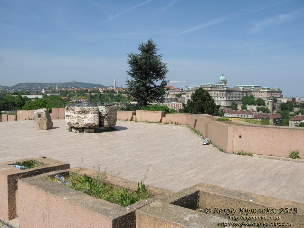 Будапешт (Budapest), Венгрия (Magyarország). Фото. Буда. Скульптурная композиция «Буда встречает Пешт», или «Принц Буда и принцесса Пешт» (Kilátókő szobor, Buda királyfi és Pest királykisasszony) на холме Геллерт (47°29'23"N, 19°02'20"E).