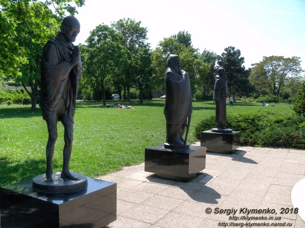 Будапешт (Budapest), Венгрия (Magyarország). Фото. Буда. Группа скульптур «Философский сад» (Filozófiai kert szoborcsoportja) на холме Геллерт (47°29'21"N, 19°02'22"E).