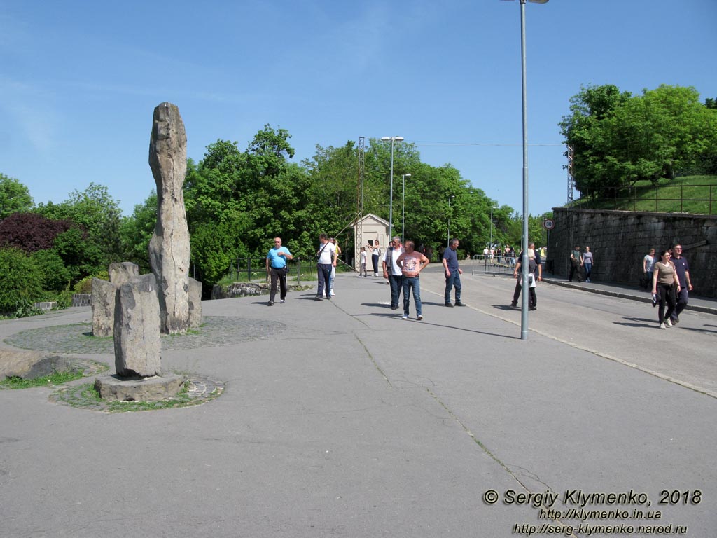 Будапешт (Budapest), Венгрия (Magyarország). Фото. Буда. Монолиты променада Цитадели (Citadella sétány Monolit) - памятник кельтскому Эравискусу на холме Геллерт (Gellért-hegyi kelta Eraviszkusz-emlékmű).