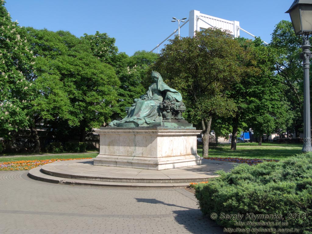 Будапешт (Budapest), Венгрия (Magyarország). Фото. Буда. Площадь Дёбрентеи (Döbrentei tér). Статуя королевы Эржебет (Erzsébet királyné szobra).