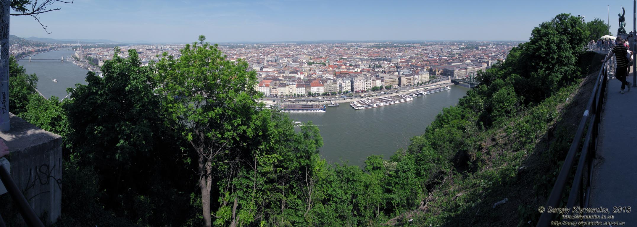 Будапешт (Budapest), Венгрия (Magyarország). Фото. Буда. Вид на Дунай и Пешт с холма Геллерт (Gellért-hegy) от Цитадели (Citadella). Панорама ~150°.