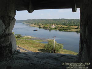 Молдавия. Фото. Сорокская крепость, вид на реку Днестр из круглой крепостной башни.