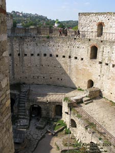 Молдавия. Фото. Сорокская крепость, вид крепостных стен и внутреннего двора изнутри крепости.