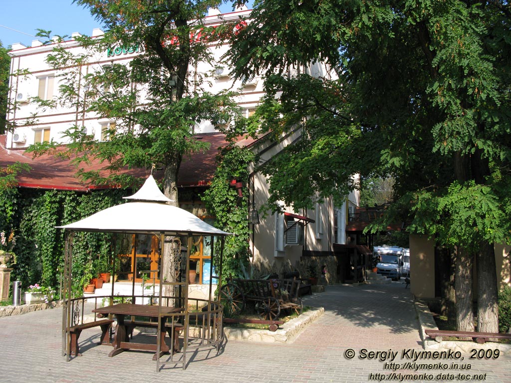 Молдавия. Фото. Гостинично-ресторанный комплекс «Stejaris», на территории.