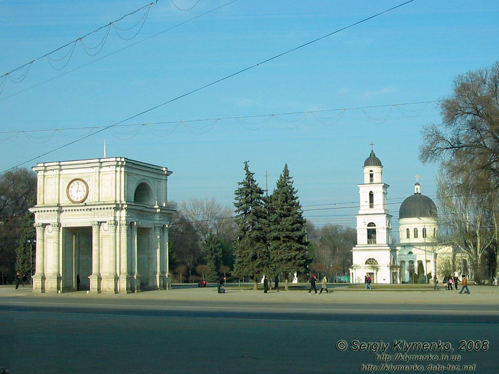 Фото Кишинёва. Арка Победы и Собор Рождества Христова, Площадь Великого Национального Собрания, на бульваре Штефана чел Маре (Chișinău, Bulevardul Stefan cel Mare).